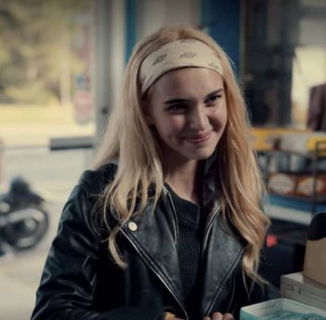 Nikki Roumel/Young Georgia🫶 Georgia Miller, Marlene Mckinnon, Ginny And Georgia, Leather Shorts Women, Short Leather Skirts, Black Biker Jacket, Smocked Blouse, Leather Jumpsuit, Black Leather Biker Jacket