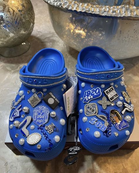 Blue Crocs With Charms, Outfits With Blue Crocs, Blue Crocs With Jibbitz, Croc Jibbitz Ideas, Crocs Store, Crocs With Jibbitz, Cool Crocs, Yellow Crocs, Crocs With Charms