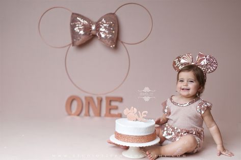 Minnie Mouse Pink Cake Smash, Minnie Birthday Photoshoot, 1st Birthday Photoshoot Minnie Mouse, Minnie Mouse Theme Photoshoot, Minnie Mouse Cake Smash Photography, Minnie Mouse Photo Shoot Ideas, Minnie Mouse Cake Smash, Minnie Mouse Smash Cake, One Year Cake Smash