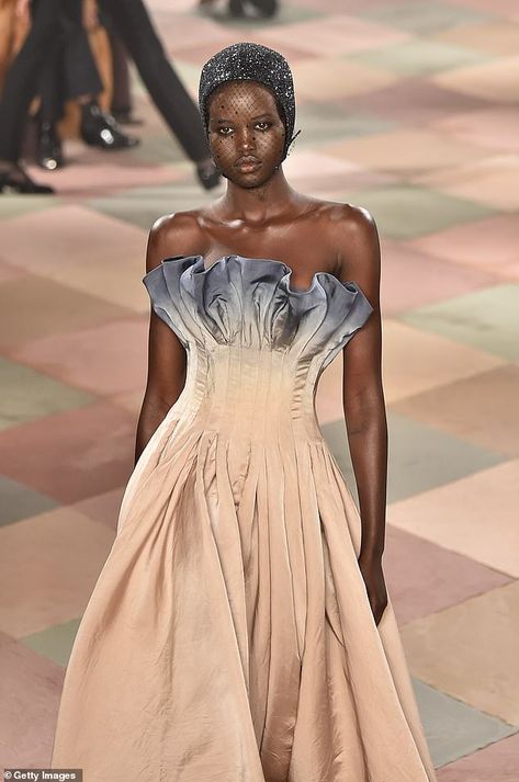 Adut Akech Runway, Black Fashion Models, Silhouette Fashion, Adut Akech, Model Pose, Dior Haute Couture, Black Model, Future Fashion, Pinterest Fashion