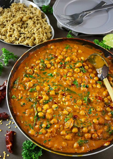 Easy Chickpea & Spinach Curry Chickpea Spinach Curry, Chickpea Spinach, Chickpea And Spinach Curry, Chickpea Curry Recipe, Spinach Curry, Chickpea Recipes, Idee Pasto Sano, Kebabs, Curry Recipe