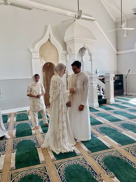 Intimate Nikkah Ideas, White Bridal Abaya, Katb Kitab Dress, Masjid Nikkah Decor, Masjid Wedding, Nikkah In Mosque, Small Nikkah Ideas At Home, Nikah Ceremony Muslim, Mosque Nikkah