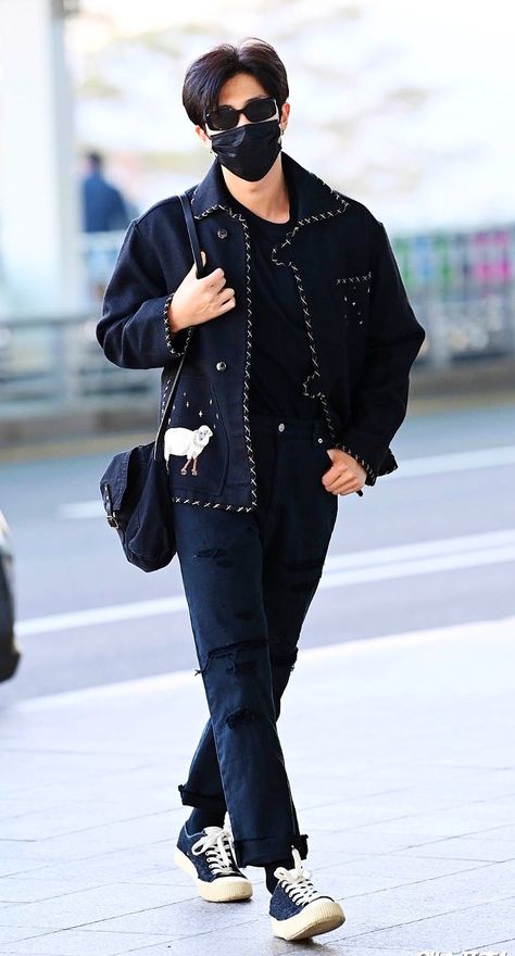 Namjoon Clothes Style, Kim Namjoon Fashion, Namjoon Wearing Black, Namjoon Outfit Inspiration, Namjoon Airport Fashion, Namjoon Fashion, Bts Airport, Oversized Clothes, Bts Inspired Outfits