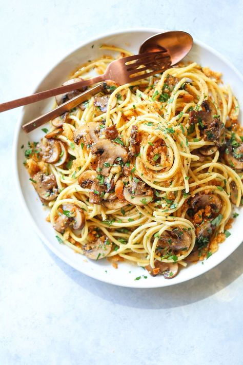 Brown Butter Mushroom Pasta - Whip this up in less than 30 min. So buttery, so garlicky, and so easy! Loaded with thyme mushrooms and toasted breadcrumbs! Butter Mushroom Pasta, Fall Pasta Recipes, Drink Snacks, Autumn Pasta Recipes, Mushroom Spaghetti, Spaghetti Vongole, Easy Fall Dinners, Fall Pasta, Mushroom Recipes Pasta