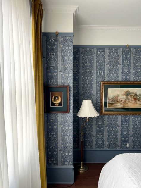 Old House Picture Rail, Picture Hanging Molding, Wallpaper Below Picture Rail, Diy Picture Hanging Rail, Wallpaper With Wall Paneling, Picture Molding With Wallpaper, Wallpaper With Picture Rail, Wallpaper Picture Rail, Hanging Art Over Wainscoting