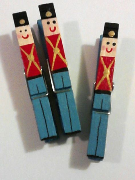 Clothes Pin Ornaments, Clothespin Crafts Christmas, Clothespin Diy Crafts, Wooden Clothespin Crafts, Clothespin Art, Christmas Clothespins, Crafts For Teens To Make, Clothes Pin Crafts, Mini Ornaments