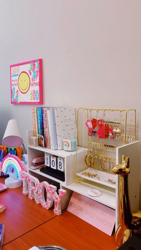 Dorm Desk Decor Ideas, Desk Inspo Preppy, Sorority Room Ideas Decoration, Bougie Dorm Room Ideas, Preppy Room Essentials, College Desk Decor, Preppy Dorm Ideas, House Decor College, Preppy Dorm Decor