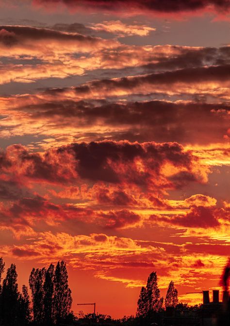 Fire Sunset, Sunset London, Sky On Fire, Life In The Uk, Soft Things, Red Sunset, Sunset Aesthetic, Sun Sets, Poster Ideas