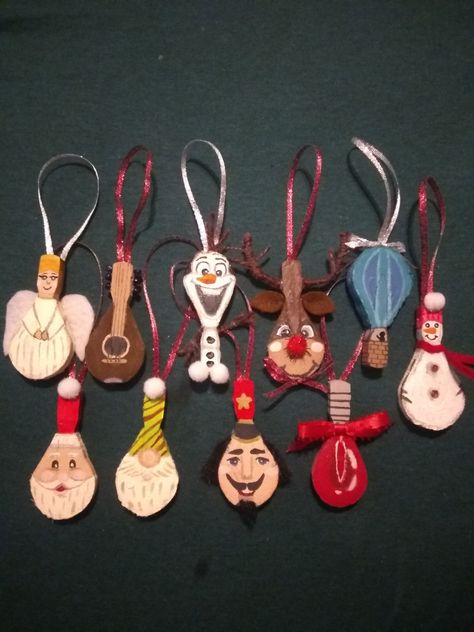 Olaf, Santa, gnome, nutcracker, angel, lute, snowman, Christmas light, raindeer, & hot air balloon, all made from old piano hammers. Diy Piano Repurpose, Repurpose Piano Keys, Piano Hammer Art, Piano Key Crafts, Piano Hammers Repurposed, Piano Upcycle Creative Ideas, Piano Repurpose Upcycling, Piano Parts Repurposed, Piano Keys Repurposed