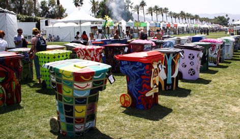 Coachella Repurposes Trash Cans Into Beautiful Art! Coachella tries to promote green habits and recycling at their festivals via art. Painted Garbage Cans, Trash Can Painting Ideas, Painted Trash Bin, Park Trash Can, Trash Can Monster, Public Trash Can, Graffiti Trash Can, Painted Trash Cans, Dazzle Camouflage