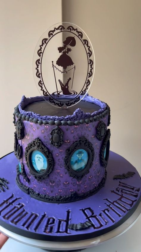 Let Them Have Cake (@letthemhavecakemiami) • Instagram photos and videos Haunted Mansion Cake Ideas, Disney Villain Cake, Disney Halloween Cake, Haunted Mansion Cake, Aesthetic Treats, Halloween Wedding Cake, Pie Wedding, Horror Cake, Diy Cakes