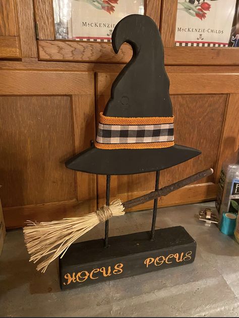 Fun Diy Halloween Decorations, Witches Hats, Halloween Wood Crafts, Homemade Halloween Decorations, Boho Halloween, Halloween Arts And Crafts, Adornos Halloween, Halloween 4, Paper Mache Art