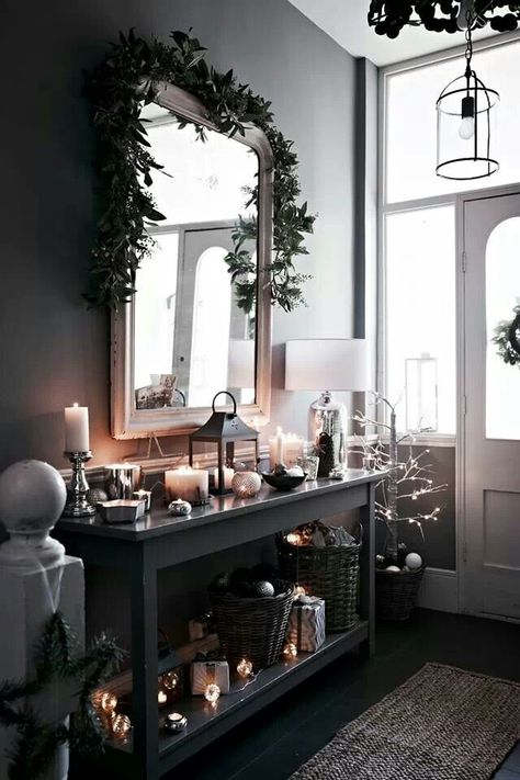 The white company...amazing Modern Country hallway Country Hallway, Holiday Entryway, Collar Ideas, Christmas Hallway, Red Decorations, Modern Country Style, Tree Collar, Christmas Interiors, Black Christmas Trees