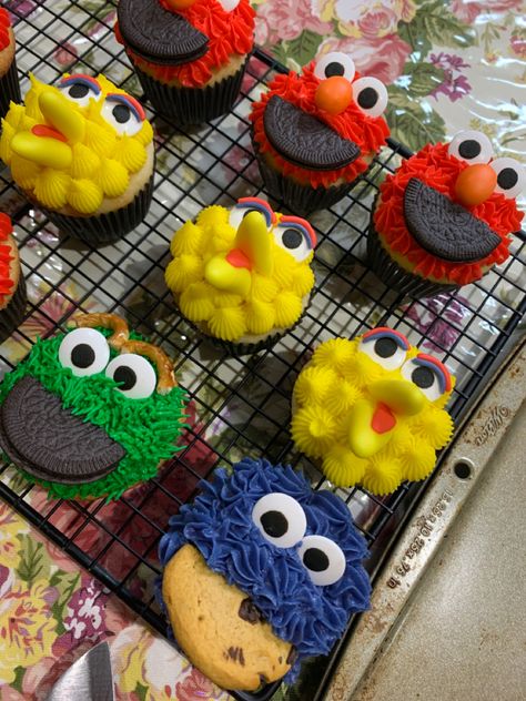 Cakecups Recipes, Sesame Street Cupcakes Diy, Bday Cupcakes, Bday Food, Sesame Street Birthday Cakes, Sesame Street Cupcakes, Sesame Street Cake, Cookie Monster Birthday, Sesame Street Birthday Party