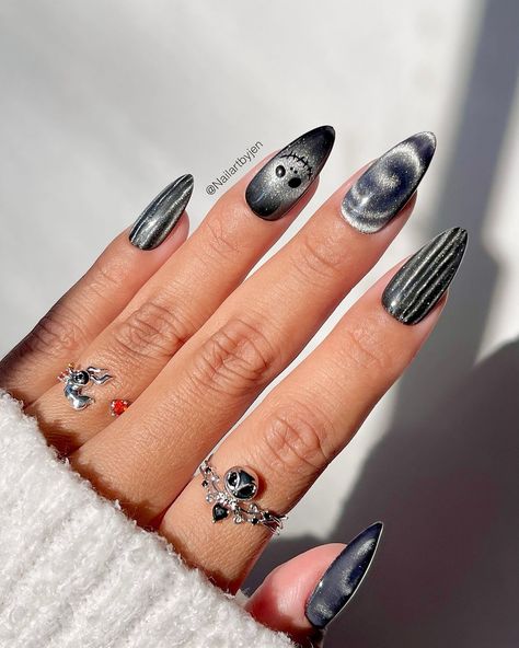 30 Halloween 2024 Nail Designs to Inspire You Pumpkin Outline, Horror Nails, Elegant Nail Art, Nail Drawing, Cute Halloween Nails, Gold Color Scheme, Halloween Nail Designs, Trendy Nail Design, Wedding Tattoos