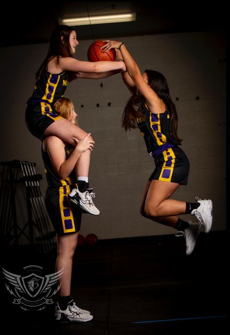 Basketball Picture Ideas Women, Basketball Group Pictures, Team Basketball Pictures, Media Day Poses Basketball, Basketball Poses, Basketball Team Pictures, Basketball Pictures Poses, Bestie Photos, Sport Pictures