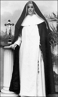 ORDERS OF CATHOLIC MONKS AND NUNS: BENEDICTINES, DOMINICANS AND OTHERS | Facts and Details Dominican Nuns, Dominican Sisters, Sisters Photo, Nuns Habits, Corporate Women, 2 Friends, Bride Of Christ, Blessed Mother, Mother Mary