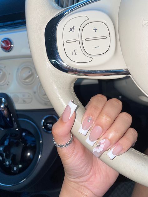 Acrylic French Tip Nails With Diamonds, White Nails Acrylic Medium, Copy And Paste Latina Nails Short, Short Square French Nail Designs, Latina White Nails, Short French Tip Acrylic Nails With 3d Flowers, Short Nails With Acrylic Flowers, Flower For Nails, White French Tip With 3d Flowers