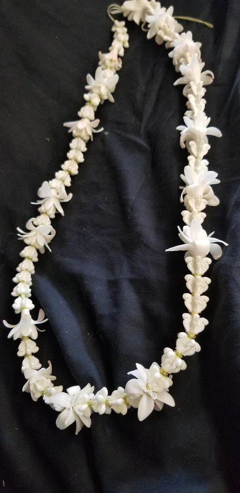 White crown flower lei with tucks of tuberose for fragrance Crown Flower Lei, Hawaiian Flower Crown, Lei Diy, Lei Ideas, Wedding Lei, Tropical Bridal Bouquet, Graduation Leis Diy, Lei Making, Hawaiian Leis