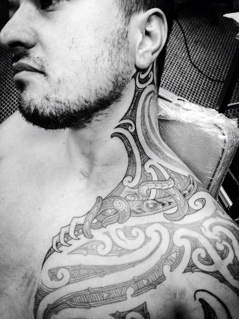 neck / ear extension Maori Neck Tattoo, Neck Tattoo Pattern, Tamoko Designs, Maori Tamoko, Māori Designs, Ta Moko Tattoo, Left Arm Tattoos, Atlas Tattoo, Ta Moko