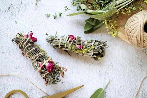 Smudge Sticks Diy, Witchy Crafts, Smudge Sticks, How To Make Diy, Growing Herbs, Diy Crafts For Kids, Homemade Gifts, Twine, Incense