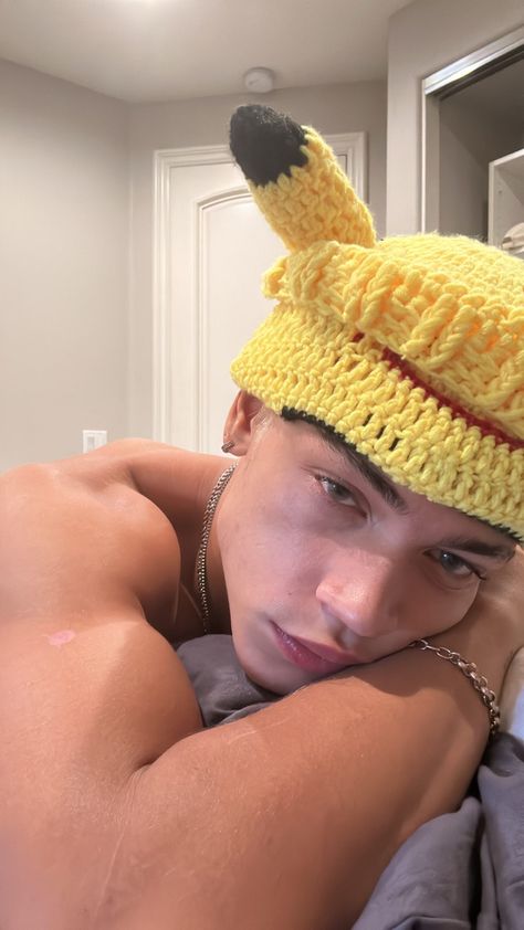 Here you see kahlil beth wearing a pikachu hat and taking a selfie. If you want this pikachu hat you can find it on amazon for $20.99. Kahlil beth featuring in stylish Vogue men  Street wear with great Portrait photography. Crazy Fashion Outfits, Kahlil Beth, Dyed White Hair, Hat Selfie, Guys With White Hair, Men Street Wear, 90s Black Men, Pikachu Hat, Mens Aesthetic