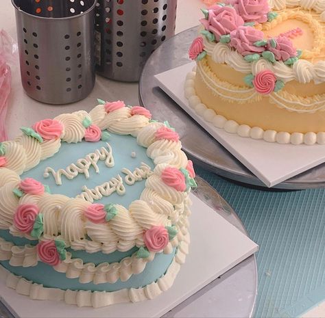 Maximalist Birthday Cake, Maximalist Cake, Bolo Vintage, 20 Birthday Cake, Blue Birthday Cakes, Vintage Birthday Cakes, Pastel Cakes, Chocolate Cake Decoration, Cute Baking