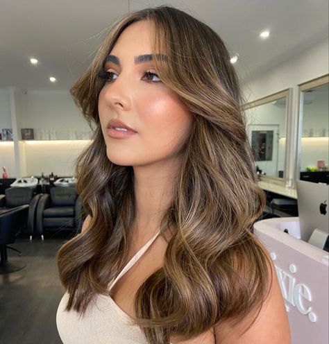 Dark coco bruentte with caramel highlights Caramel Latte Brunette, Caramel Brownie Hair, Cinder Toffee Brunette, Chocolate Brown Hair Kim Kardashian, Carmal Brownie Hair, Haircut Inspo, Avant Garde Hair, Graduation Hairstyles, Caramel Highlights