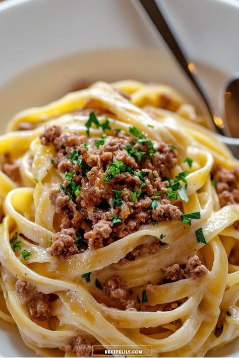 I just whipped up this delicious creamy fettuccine dish, topped with perfectly seasoned ground meat and a sprinkle of fresh parsley. It's a comforting meal that's easy to make and absolutely satisfying! Perfect for a cozy dinner at home. Dinner With Beef, Presto Pasta, Rice Grits, Minced Beef Recipes, Southern Comfort Recipes, Beef Pasta Recipes, Linguine Recipes, Eating At Home, Cool Foods