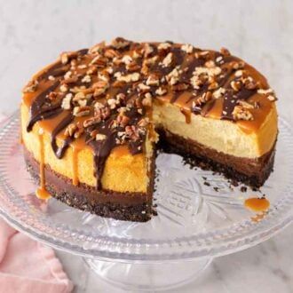 Turtle Cheesecake Recipe, Turtle Cheesecake Recipes, Digestive Cookies, Turtle Cheesecake, Preppy Kitchen, Chocolate Sandwich, Chocolate Sandwich Cookies, Crunchy Pecans, Caramel Chocolate