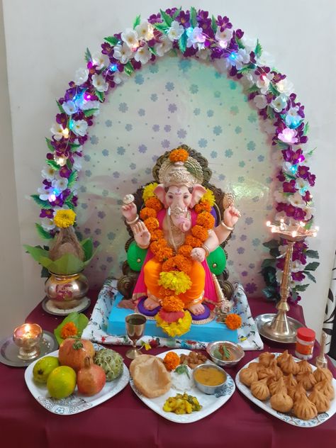 Vinayakar Chathurthi Decor, Small Ganpati Decoration At Home Diy, Small Ganpati Decoration At Home, Puja Mandap, Ganapati Decorations, Bappa Decoration, Flower Decoration For Ganpati, Gauri Decoration, God Dress