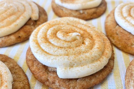 Crumbl Cookie Copycat, Copycat Cookies, Crumbl Copycat, Snickerdoodle Cupcakes, Cream Filled Cookies, Crumble Cookie Recipe, Crumble Cookie, Crumbl Cookies, Filled Cookies