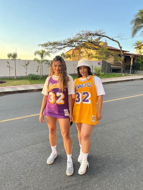 Basketball Costume Womens, Summer Jersey Outfit, 90s Basketball Jersey Outfit, Jersey Rave Outfit, How To Style A Basketball Jersey Women, Basketball Jersey Outfit Women Fashion, Lakers Game Outfit, Outfits For Basketball Game, Jersey Festival Outfit