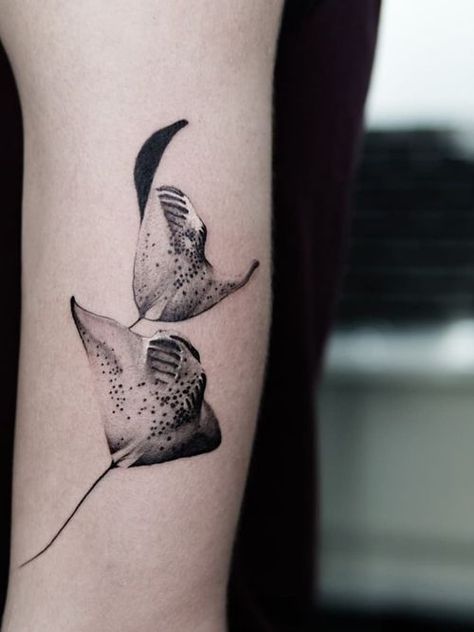 Ocean Tattoos Ideas, Stingray Tattoos, Aquatic Tattoo, Ocean Life Tattoos, Hai Tattoo, Sea Life Tattoos, Underwater Tattoo, Rib Tattoos For Guys, Stingray Tattoo