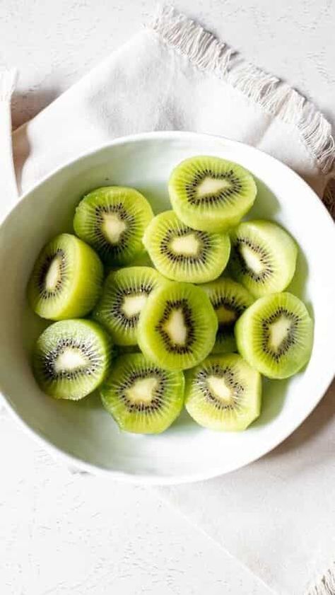 6 Health Benefits of Kiwi Walmart List, Health Benefits Of Kiwi, Kiwi Health Benefits, Kiwi Benefits, Natural Vitamin C, Vitamin C Benefits, Healthy Blood Pressure, Natural Vitamins, Improve Digestion