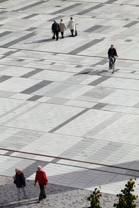 Paved Patio Ideas, Concrete Pavers Walkway, Pavers Walkway, Walkway Designs, Floor Pattern Design, Paving Texture, Pavement Design, Deck Outdoor, Plaza Design