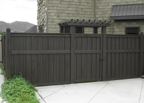 dark gray fence stain Dark Brown Fence, Brown Fence, Grey Fences, Fence Stain, Black Fence, Horizontal Fence, Front Yard Fence, Cedar Fence, Privacy Fences