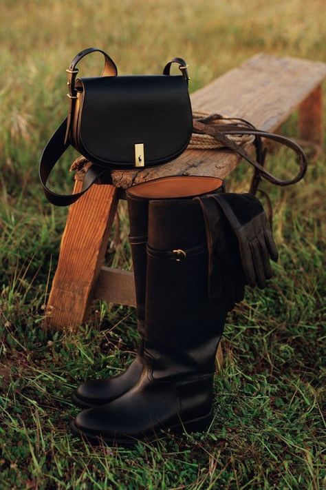 The spirit of freedom, the thirst for adventure, the sense of riding - all this characterize the new collection Ralph Lauren Polo ID. The collection consists of leather accessories for women who embody pleasure in living nature. Ralph Lauren Handbags, Ralph Lauren Fall, Ralph Lauren Bags, Ralph Lauren Style, Ralph Lauren Shoes, Fall 2022, Equestrian Style, Saddle Bag, Style Accessories