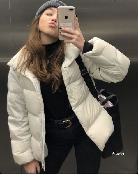 Styling Puffer Jacket Women, Oversize Winter Coat, Styling White Puffer Jacket, Cream Puffer Jacket Outfit Winter, Puffer Jacket Women Outfits, Off White Puffer Jacket Outfit, White Winter Jacket Outfit, White Puffer Jacket Outfit Winter, White Parka Outfit