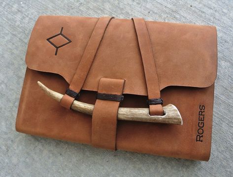 Diy Leather Projects, Wooden Bag, Handmade Leather Journal, Leather Art, Leather Books, Leather Notebook, Naha, Leather Projects, Leather Gifts