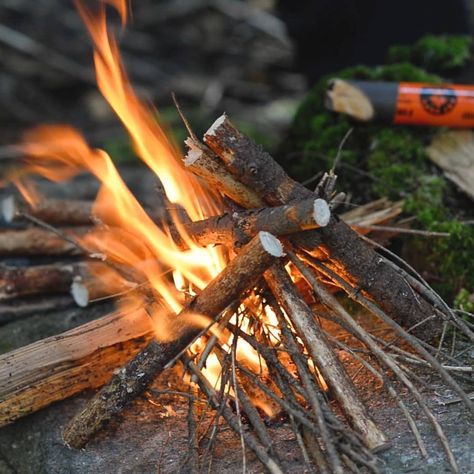 Bushcraft Fire, Bushcraft Camping, Emergency Kit, Fire Starters, Camping Life, Outdoor Hiking, Bushcraft, Campfire, Backpacking