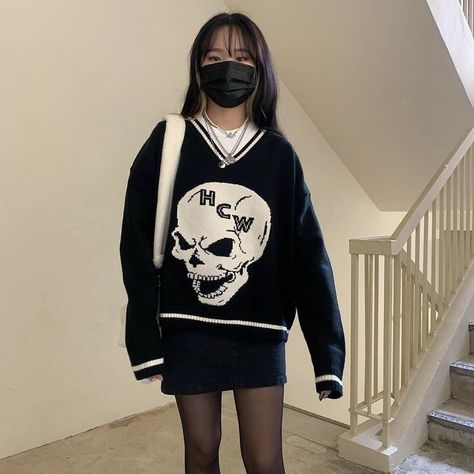 black skirt + oversized sweater + black tights aesthetic outfit 얼짱 소녀, Looks Street Style, Swaggy Outfits, Vest Outfits, Mode Vintage, Looks Style, Outfits Casuales, Cute Casual Outfits, Moda Casual