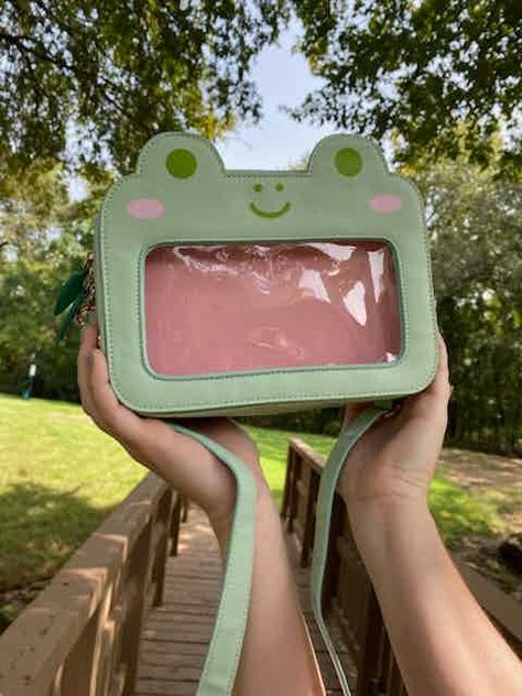 Kawaii Frogs, Frog Bag, Kawaii Bags, Frog Decor, Ita Bag, Frog Art, Frog And Toad, Pretty Bags, Cute Frogs