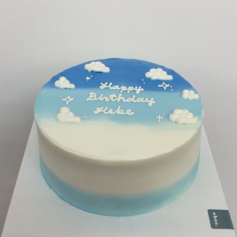 Cake Birthday Korea Blue, Model Kue Ultah Aesthetic, Teachers Day Cake, Simple Birthday Cake Designs, Korea Cake, Fruit Cake Design, Blue Birthday Cakes, Rainbow Birthday Cake, Buttercream Cake Decorating