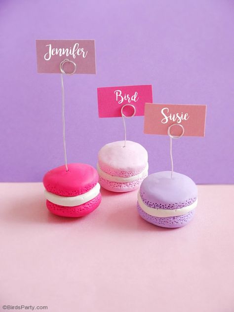 DIY Polymer Clay Macaron Place-Card Holders - a fun & easy craft to make with kids! These are perfect as hostess gifts or to embellish your party tables! by BirdsParty.com @birdsparty #kidscrafts #polymerclay #diymacaronsplacecardholders #placecardholders #macarons #diymacaronclay Place Card Holders Diy, Clay Macaron, Macaron Birthday, Diy Photo Holder, Card Holder Diy, Kid Bedrooms, Diy Polymer Clay, Place Card Holders Wedding, Handmade Gifts Diy