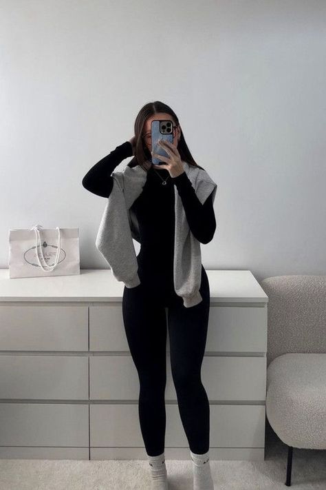 Cute Outfits Sneakers, Outfit Idea With Leggings, The Best Leggings Black, Cute Outfits Black Leggings, Fits With Black Leggings, How To Style Black Leggings For School, All Black Outfit Leggings, Cute Outfits With Leggings For Winter, All Black Leggings Outfit