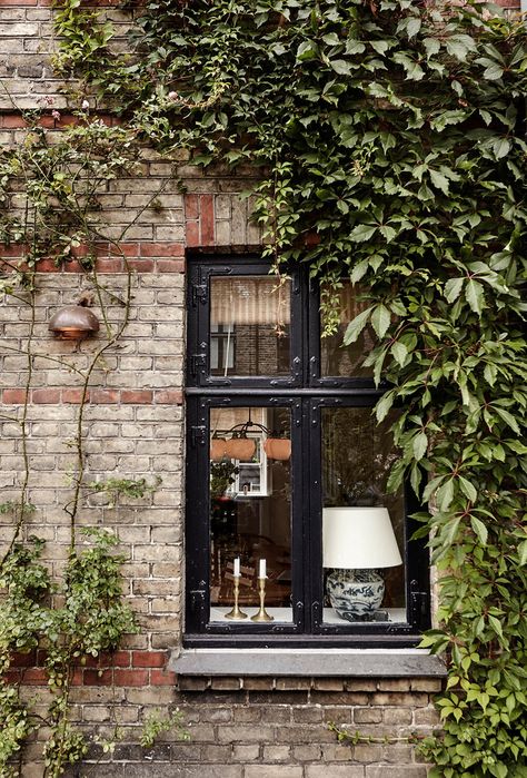 Peek Inside An Elegant Yet Inviting Copenhagen Townhouse - Nordic Design Nordic House Exterior, Copenhagen Townhouse, Scandinavian Homes, Row Home, Nice Life, Row Houses, Monday Inspiration, Ivy House, Exterior Details