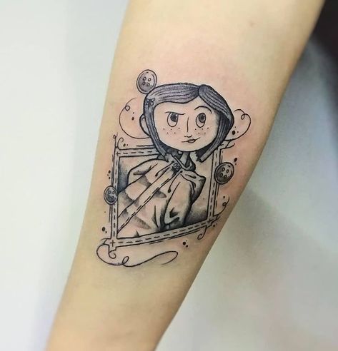 Tatuaje Studio Ghibli, Coraline Tattoo, Tim Burton Tattoo, Linework Tattoo, Scary Tattoos, Spooky Tattoos, Instagram Tattoo, Cartoon Tattoos, Time Tattoos