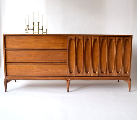 Mid Century Danish Furniture, Mid Century Modern Credenza, Walnut Credenza, Mid Century Credenza, Mid Century Modern Dresser, Danish Furniture Design, Mid Century Architecture, Credenza Sideboard, Mid Century Kitchen