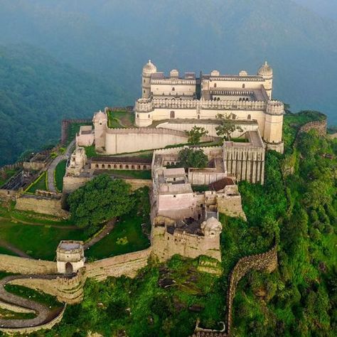 Kumbhalgarh Fort is one of the five hill forts of Rajasthan that were declared the UNESCO world heritage site in 2013. Kumbhalgarh Fort Photography, Rajasthan Aesthetic, Fort Art, Satya Sanatan, Indian Fort, Kumbhalgarh Fort, Golden Pyramid, Majestic Architecture, Rajasthan Tourism